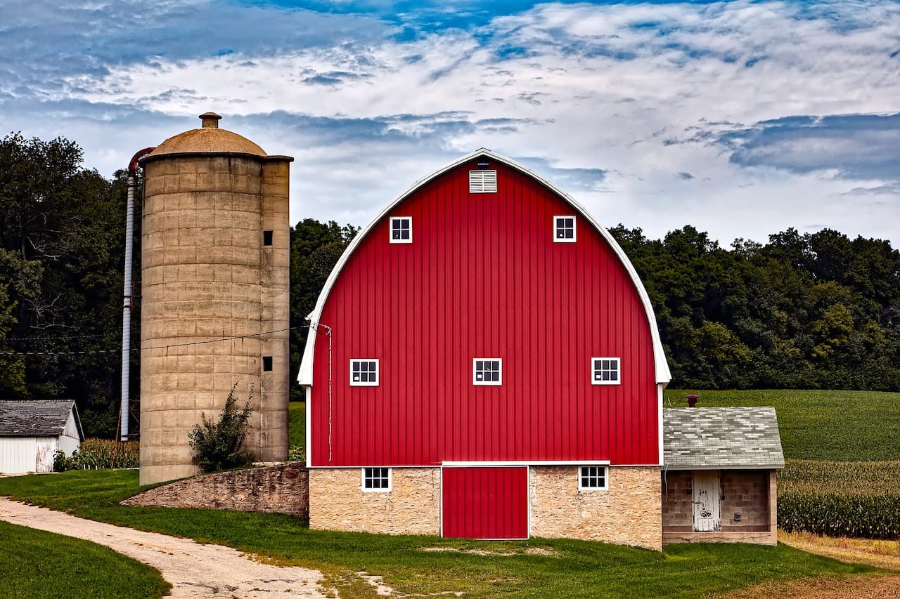 wood vs metal barn